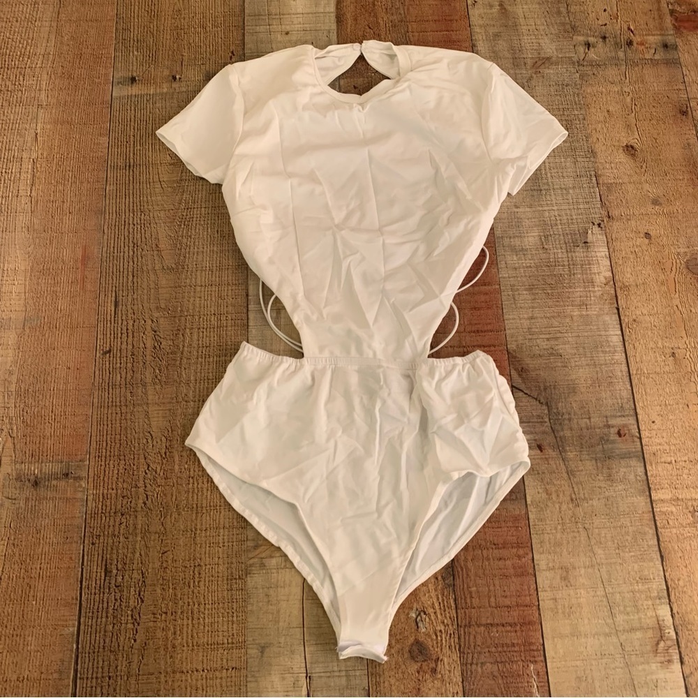 Adika women’s white open back short sleeve bodysuit in white -XS